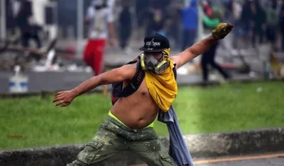 Uno de los manifestantes enfrentando a la Fuerza Pública en Cali.