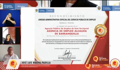 Imagen de la entrega del reconocimiento.