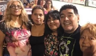 Diego Maradona, con cuatro de sus hermanos.
