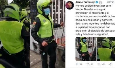 Policías con chalecos al revés