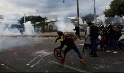 Manifestantes enfrentando a la Fuerza Pública en Cali.