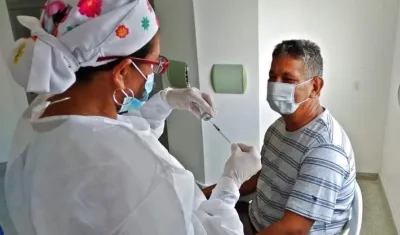 Vacunación de adultos mayores en Polonuevo.