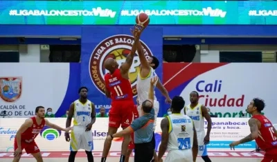 Acción del partido entre Titanes y Hurricanes. 