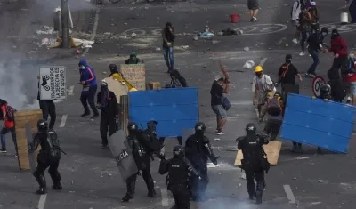 Manifestantes se enfrentan con el Esmad en Cali.