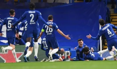 Jugadores del Chelsea celebran el segundo gol. 