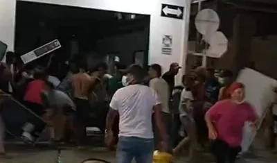 Así una turba saqueó almacenes en Ciénaga.