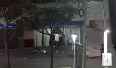 Así entraron los vándalos al Banco de Bogotá.