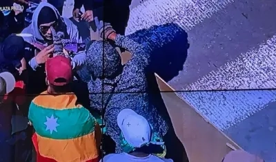 Los encapuchados armándose para el vandalismo y saqueos.