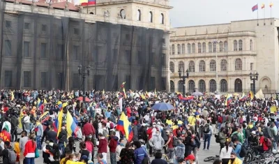 Manifestación pacífica en la Plaza de Bolívar de Bogotá este miércoles.