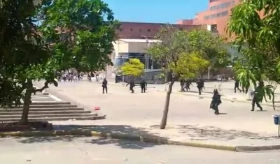 El Esmad interviniendo nuevamente en la Plaza de la Paz.