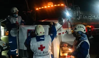 Personal de la Cruz Roja Colombiana apoyando el paso de oxígeno.