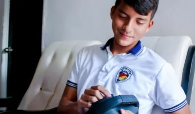 Un estudiante escucha uno de los programas radiales.