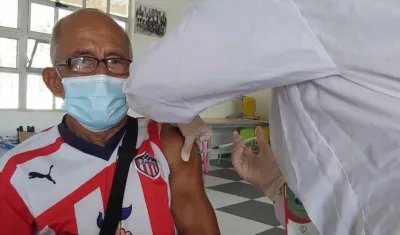 Adulto mayor vacunado en Galapa.