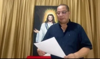 El Concejal Juan Carlos Ospino leyendo el pronunciamiento.