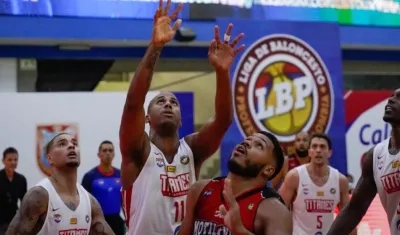 Ernesto Oglivie, jugador de Titanes, en una acción del partido.