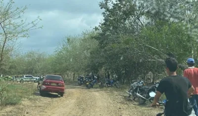 La Policía acordonó el área donde fueron encontrados los cuerpos de los mototaxistas. 