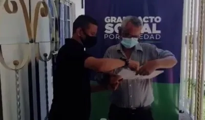Entrega de títulos de propiedad a residentes en el municipio de Soledad. 