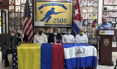 El cubano-estadounidense Johnny López de la Cruz (d), habla hoy en el acto sobre Colombia.