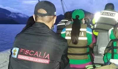 Para lograr materializar las capturas, la Policía y la Fiscalía viajaron en una lancha a través de una represa. 