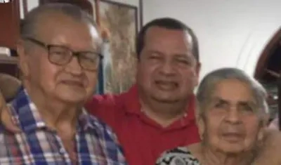 Javier Cabarcas Pinedo (centro) junto a sus padres.