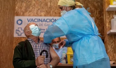 La vacunación en España continúa a buen ritmo, con 19 millones de dosis administradas. 