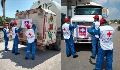 Momento en que el vehículo era marcado con el logo de 'Misión Médica'.