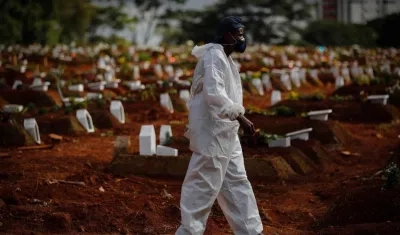 Un hombre trabaja enterrando víctimas de covid-19 en el Cementerio Vila Formosa, en Sao Paulo.
