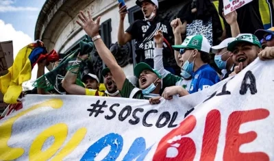 En la simbólica Plaza de la República, los colombianos protestaron por la violencia de las últimas semanas en el país.