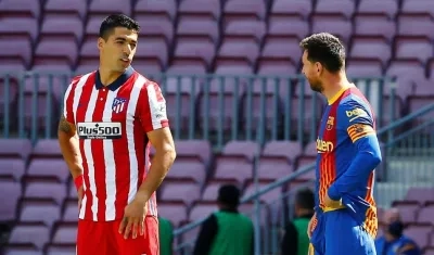 Luis Suárez y Lionel Messi hablan durante el partido. 