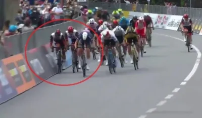 Momento en que Sebastián Molano cierra a Fernando Gaviria. 