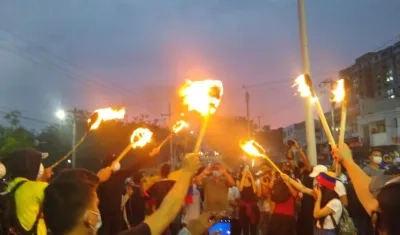La marcha de antorchas partiendo por la calle 72 en Barranquilla.