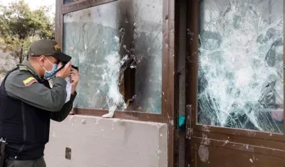 Destrucción de instalaciones de la Policía durante las violentas protestas en Bogotá.