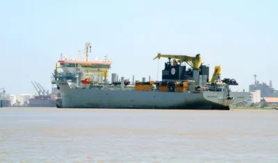 La draga 'Bartolomeu Dias' en el puerto de Barranquilla.