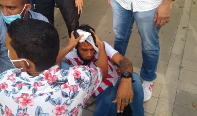 El joven herido por la piedra.