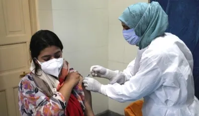 La vacunación contra el Covid-19 se espera contribuya a que bajen casos y letalidad en el mundo.