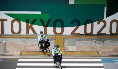 Una calle de Tokyo con aviso alusivo a los Olímpicos.