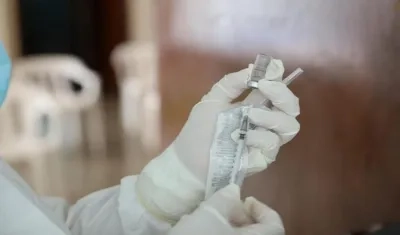 Un funcionario del almacén ultracongeló un lote de vacunas. 