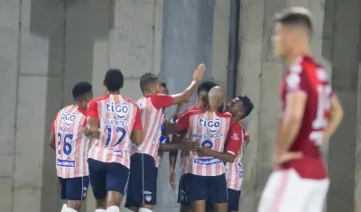 Jugadores de Junior celebran el gol de Borja. 