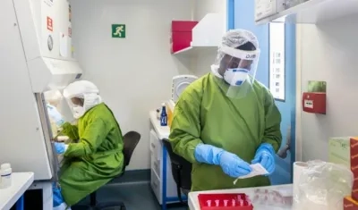 Participantes de foro global pidieron que se aumente la investigación del llamado "síndrome poscovid".