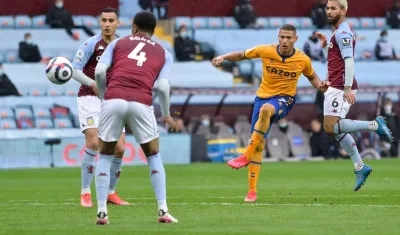 Richarlison realiza un disparo de media distancia. 