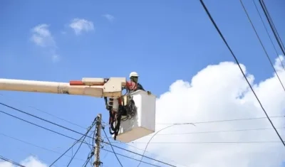 Operario de la empresa Air-e.