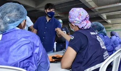 El alcalde Jaime Pumarejo en el punto móvil de vacunación en Las Malvinas.