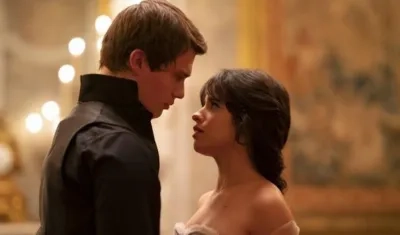 Nicholas Galitzine y Camilla Cabello en "Cinderella". 
