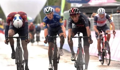 Egan Bernal se impone ante los demás favoritos en el sprint. 