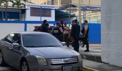 Momento del embargo del diario El Nacional de Venezuela.