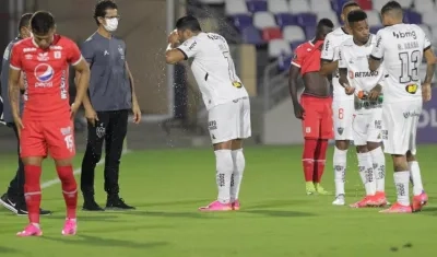 El brasileño Hulk se lava la cara tras el efecto de los gases lacrimógenos. 