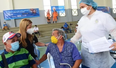 La Gobernadora del Atlántico, Elsa Noguera, con adultos que esperaban por vacunación en Soledad.