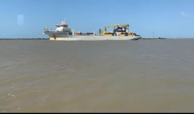 La draga 'Bartolomeu Dias' en el más reciente trabajo en el sector próximo a Bocas de Ceniza.