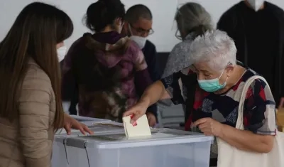 Una mujer chilena depositando su voto.