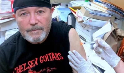 Rubén Blades en el momento de aplicarse la vacuna.